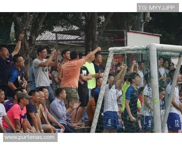 足球明星与传奇队员的辉煌对决与传承之路探讨