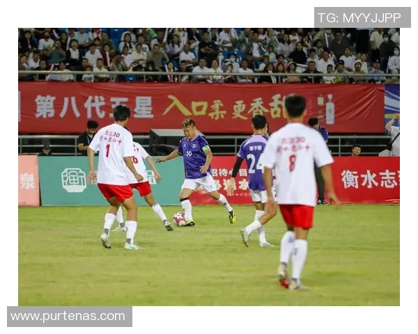 足球明星何佳的个人简介与精彩瞬间照片分享