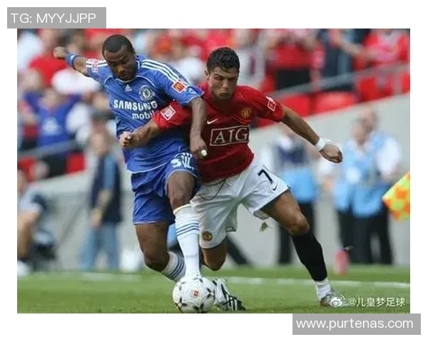 足球明星劈叉瞬间高清图片展示尽显运动魅力与技艺之美