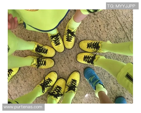 足球明星同框高清合影展现激情与友谊的完美瞬间