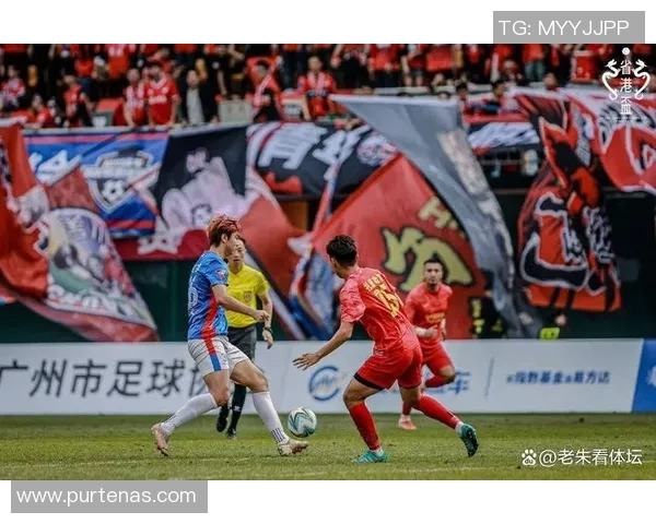 足球明星因过度使用手机导致设备损坏引发热议，球迷纷纷调侃其生活习惯