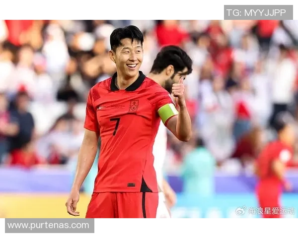 足球明星孙兴慜在赛场外的精彩瞬间与粉丝互动照相记录