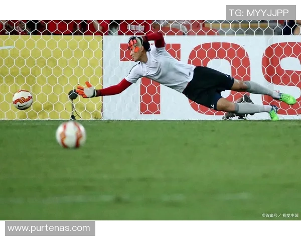 足球明星常用绝招揭秘让你在球场上如虎添翼的技巧与战术分析