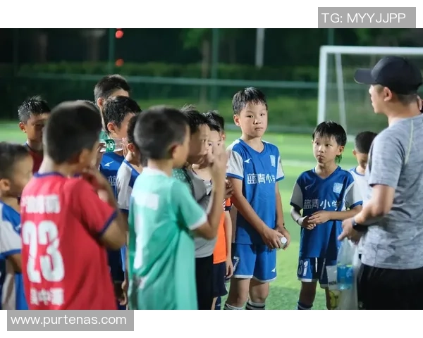 足球明星小黄毛的精彩瞬间与个人魅力全解析 足球明星小黄毛的精彩瞬间与个人魅力全解析