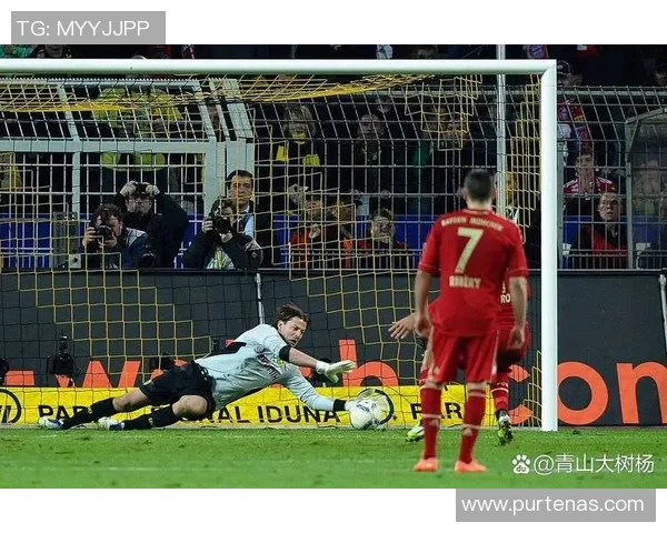 足球明星意外受伤事件引发球迷热议职业生涯安全问题与运动风险管理探讨