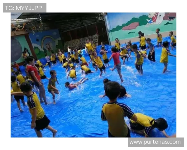 足球明星挑战翻瓶子游戏精彩瞬间集锦引发热议与欢笑