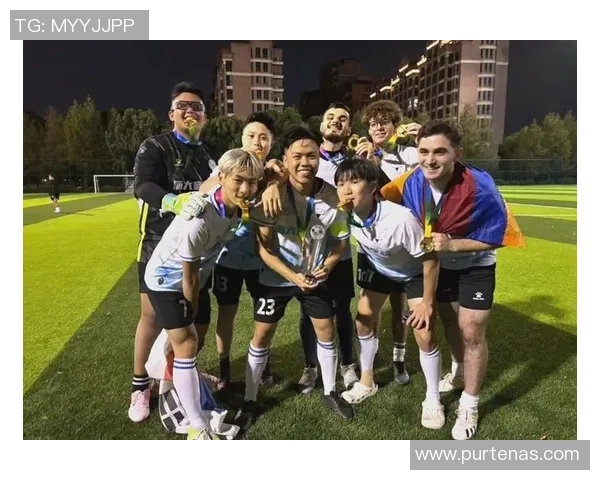 足球明星掐腰庆祝瞬间展现激情与团队精神引发球迷热烈反响