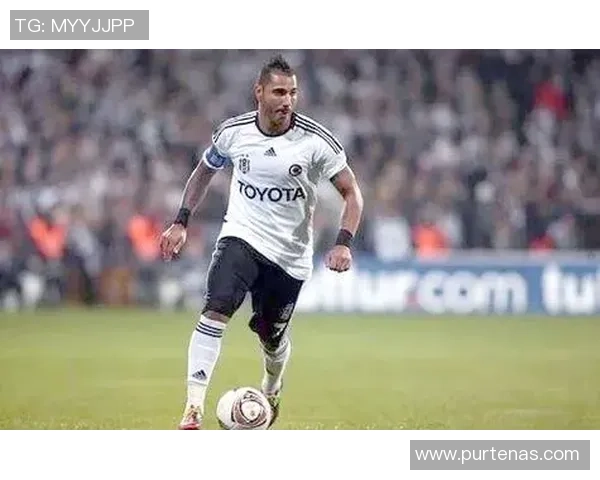 足球明星时尚穿搭大揭秘展现球场外的独特魅力与风格