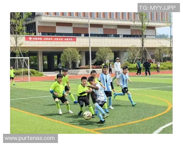 足球明星的成长之路：他们的足球启蒙故事与初次触球的回忆