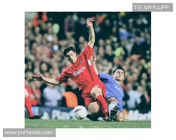 足球明星的盛世容颜与球场魅力交织的璀璨人生之旅 足球明星的盛世容颜与球场魅力交织的璀璨人生之旅