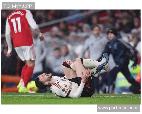 足球明星膝盖意外重伤碎成九块赛季前景堪忧球迷心痛不已